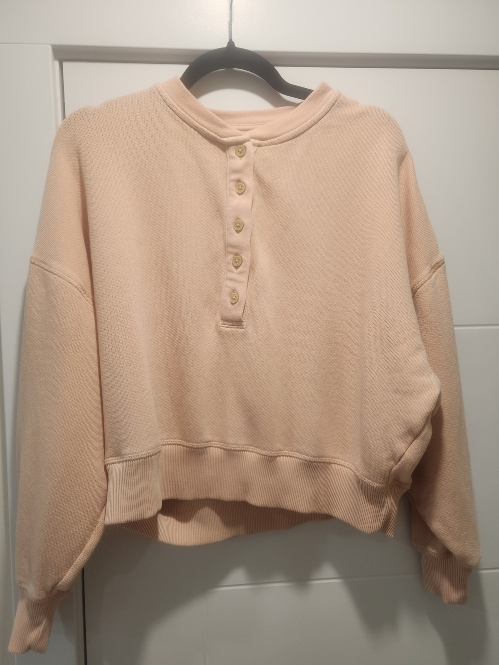 American Eagle Cropped Sweatshirt in Peach